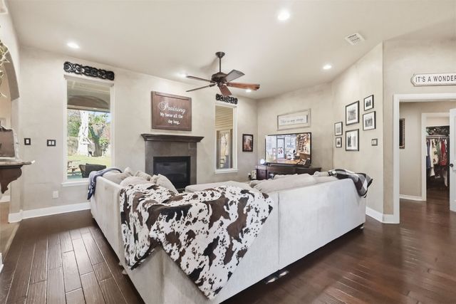 907 Woodridge Cir, Longview, TX 75601