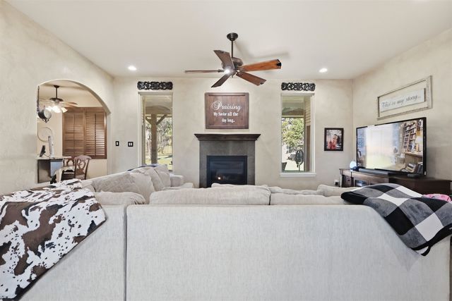 907 Woodridge Cir, Longview, TX 75601