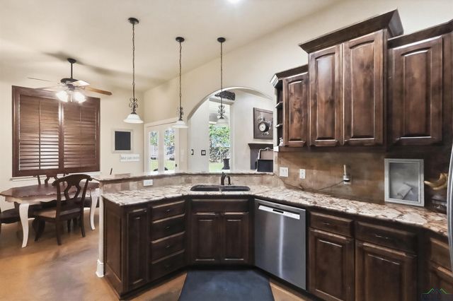 907 Woodridge Cir, Longview, TX 75601