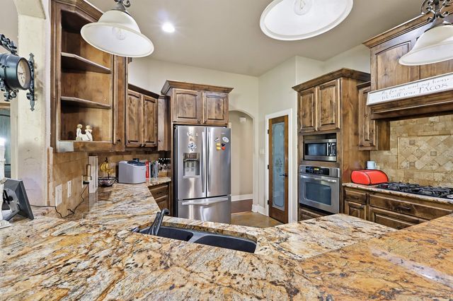 907 Woodridge Cir, Longview, TX 75601