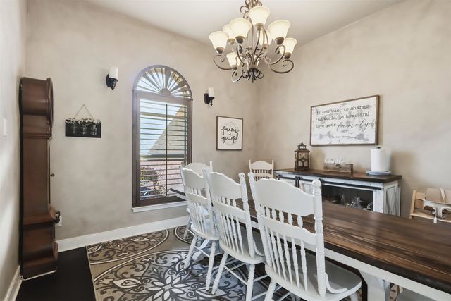 907 Woodridge Cir, Longview, TX 75601