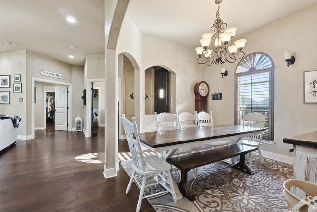 907 Woodridge Cir, Longview, TX 75601