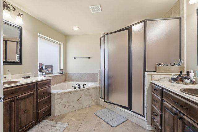 907 Woodridge Cir, Longview, TX 75601