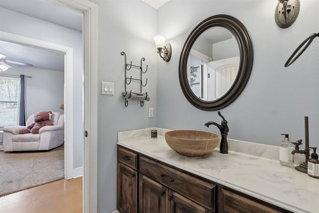 907 Woodridge Cir, Longview, TX 75601