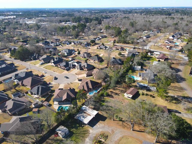 907 Woodridge Cir, Longview, TX 75601