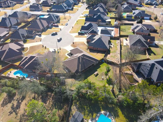 907 Woodridge Cir, Longview, TX 75601