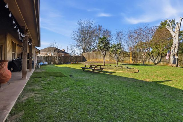 907 Woodridge Cir, Longview, TX 75601