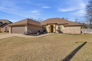 907 Woodridge Cir, Longview, TX 75601