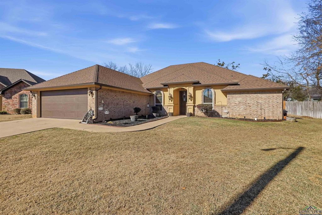907 Woodridge Cir, Longview, TX 75601