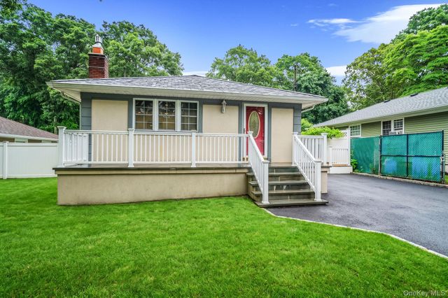 138 River Road, Shirley, NY 11967