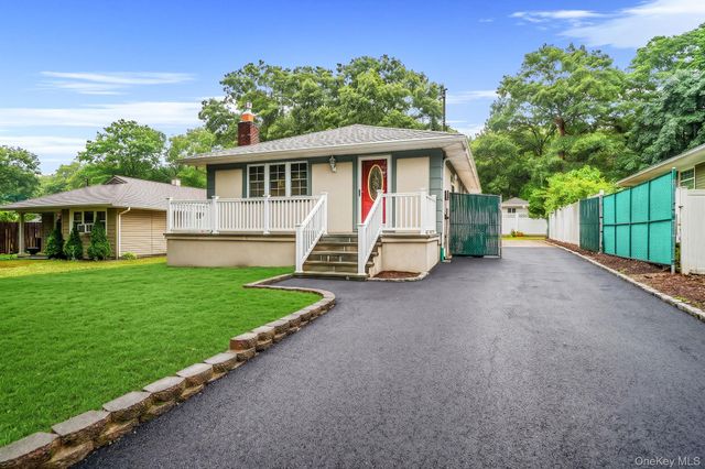 138 River Road, Shirley, NY 11967