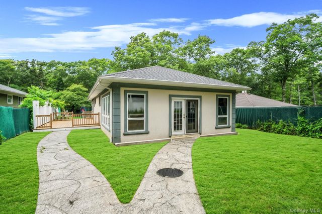 138 River Road, Shirley, NY 11967