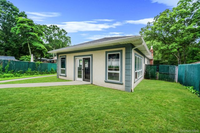 138 River Road, Shirley, NY 11967