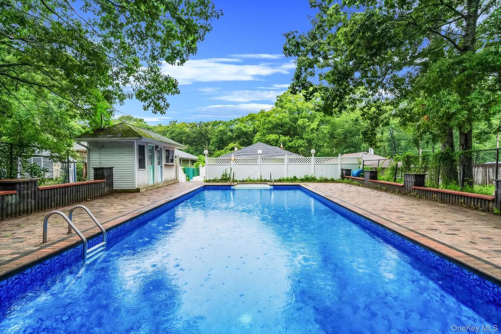 138 River Road, Shirley, NY 11967