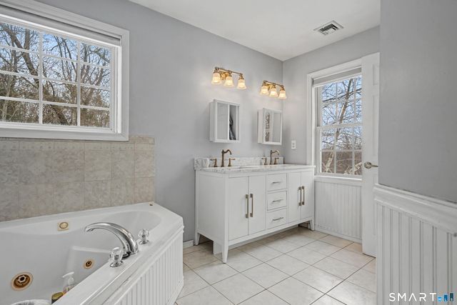 10 Country Farm Road, Oxford, CT 06478