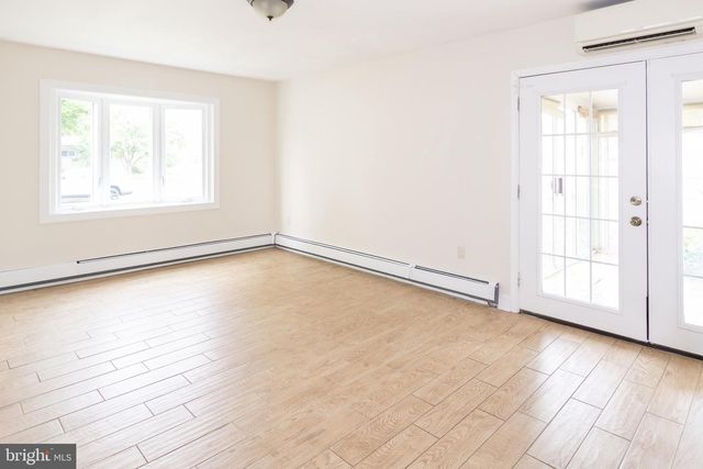 5 SWEETBRIAR LN, Levittown, PA 19055