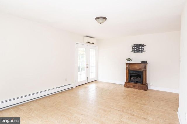5 SWEETBRIAR LN, Levittown, PA 19055