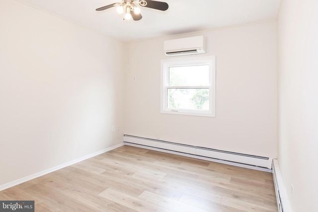 5 SWEETBRIAR LN, Levittown, PA 19055