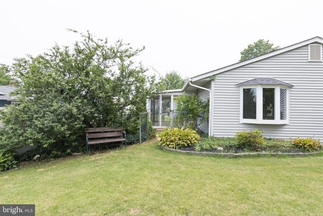 5 SWEETBRIAR LN, Levittown, PA 19055
