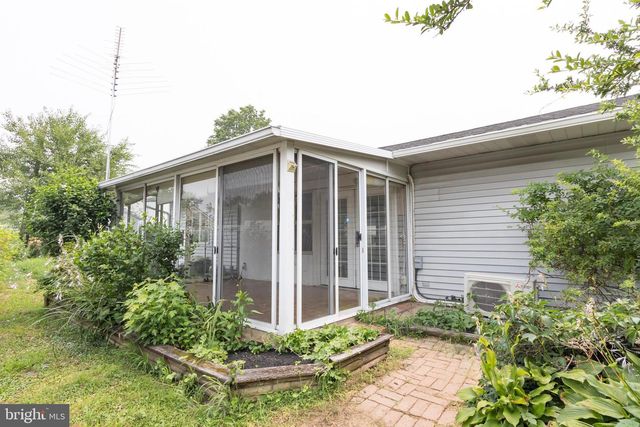 5 SWEETBRIAR LN, Levittown, PA 19055