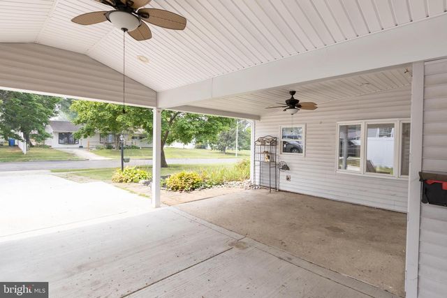 5 SWEETBRIAR LN, Levittown, PA 19055
