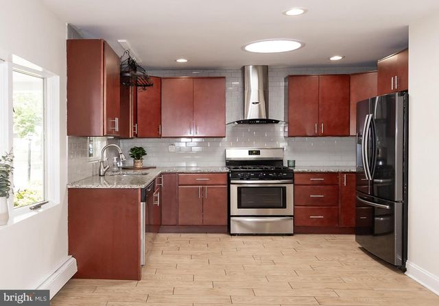 5 SWEETBRIAR LN, Levittown, PA 19055