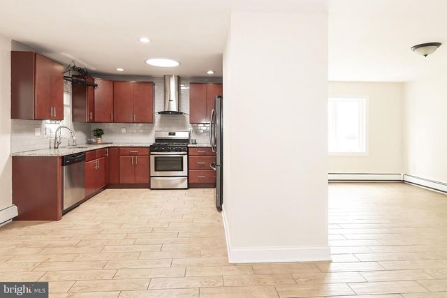 5 SWEETBRIAR LN, Levittown, PA 19055