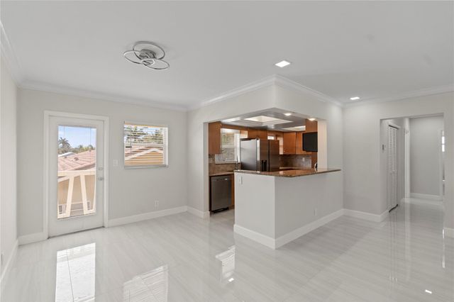 2755 NE 28th Ave F2, Lighthouse Point, FL 33064