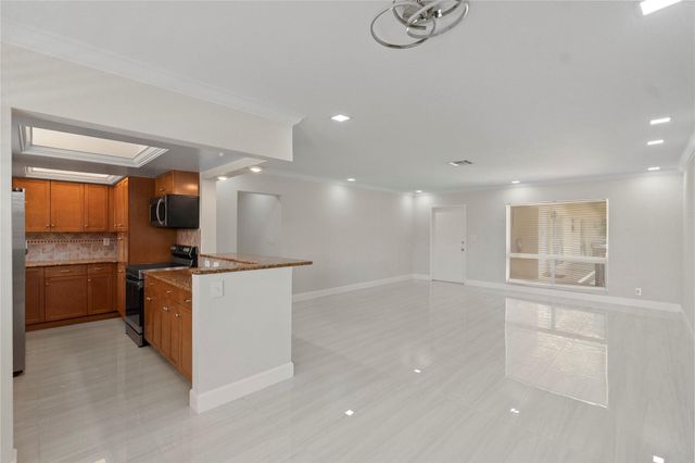 2755 NE 28th Ave F2, Lighthouse Point, FL 33064