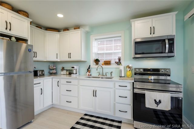 5248 Bogue Homa Drive, Sellersburg, IN 47172
