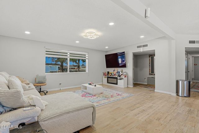 10012 SINGAPORE Avenue, El Paso, TX 79925