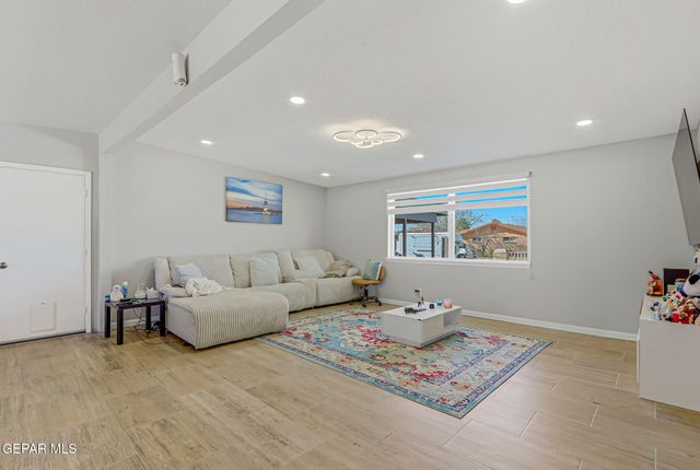 10012 SINGAPORE Avenue, El Paso, TX 79925