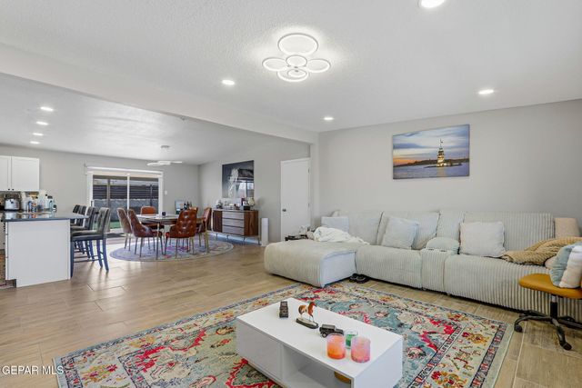 10012 SINGAPORE Avenue, El Paso, TX 79925