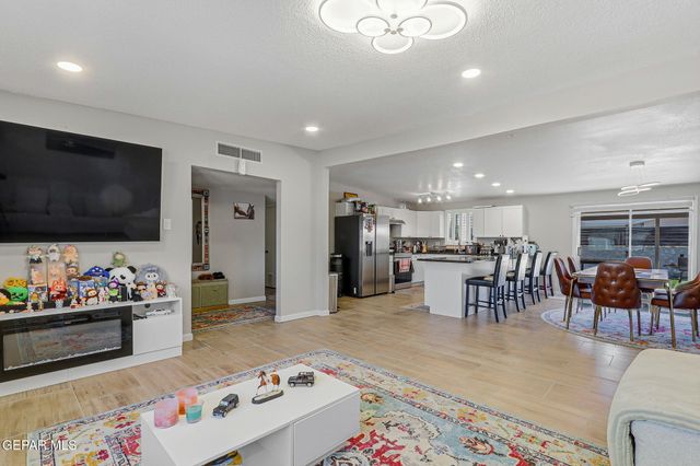 10012 SINGAPORE Avenue, El Paso, TX 79925