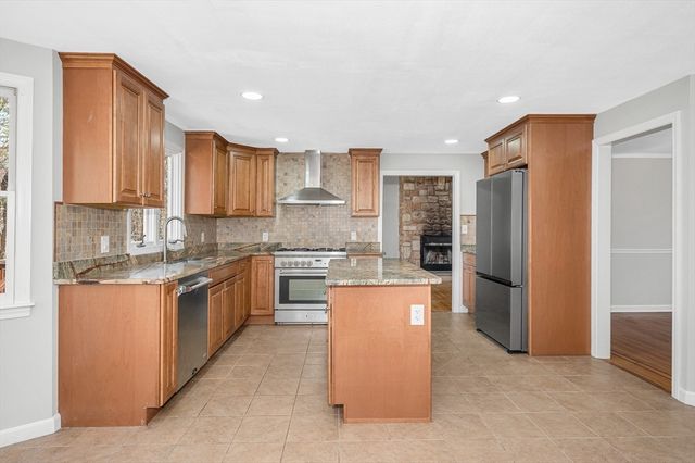 255 Hay Meadow Rd, North Andover, MA 01845