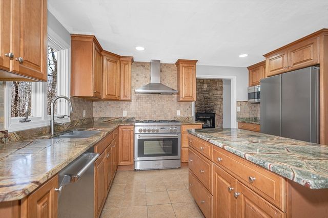 255 Hay Meadow Rd, North Andover, MA 01845