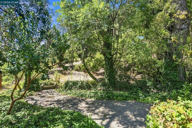 208 Ivy Dr, Orinda, CA 94563