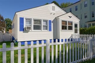 121 Pilgrim Ave, Worcester, MA 01604