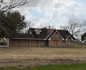 2506 Loch Lomond Street, Highlands, TX 77562