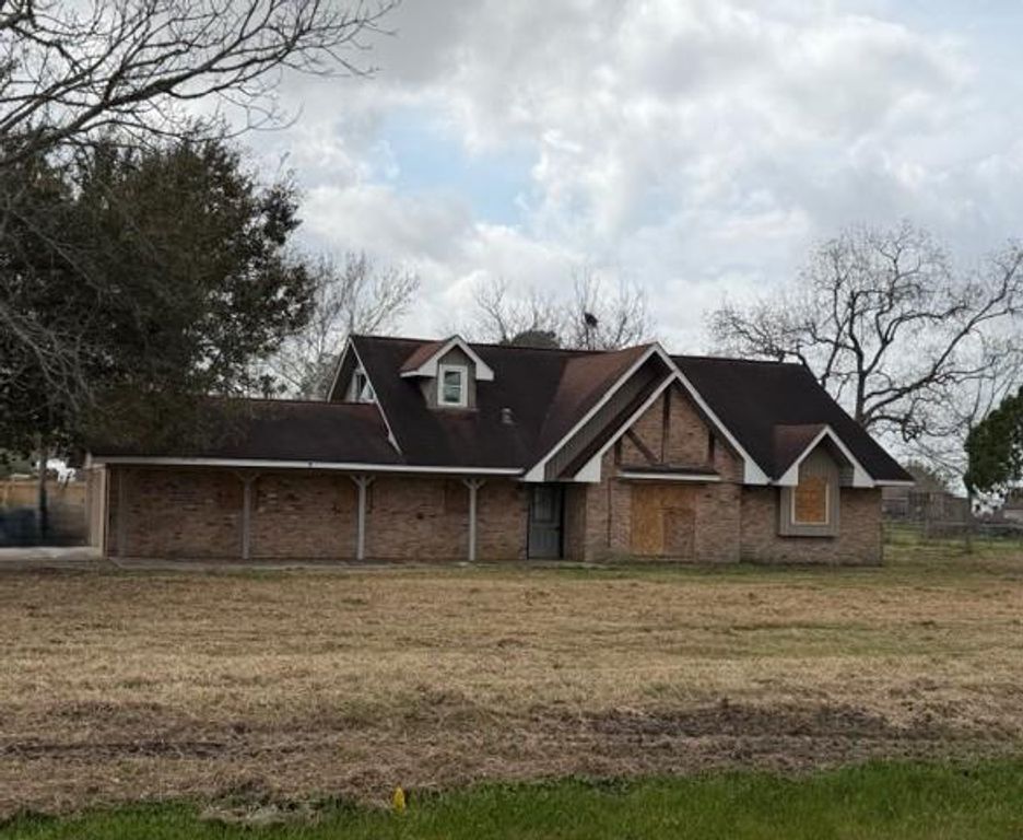 2506 Loch Lomond Street, Highlands, TX 77562