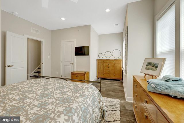 109 MARKET SQUARE # 33, Vienna, VA 22180
