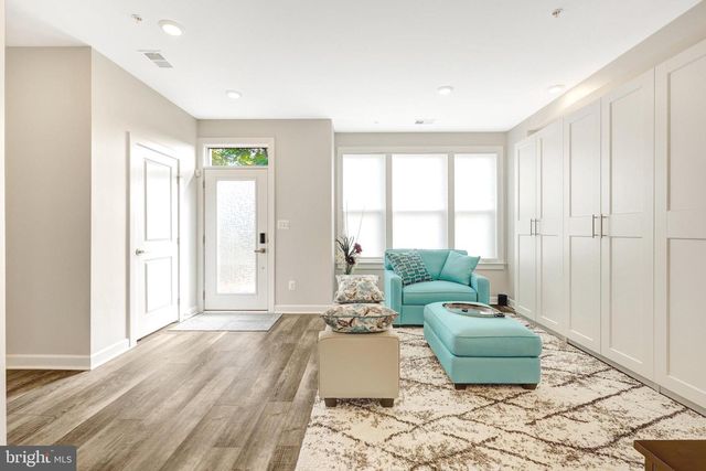 109 MARKET SQUARE # 33, Vienna, VA 22180