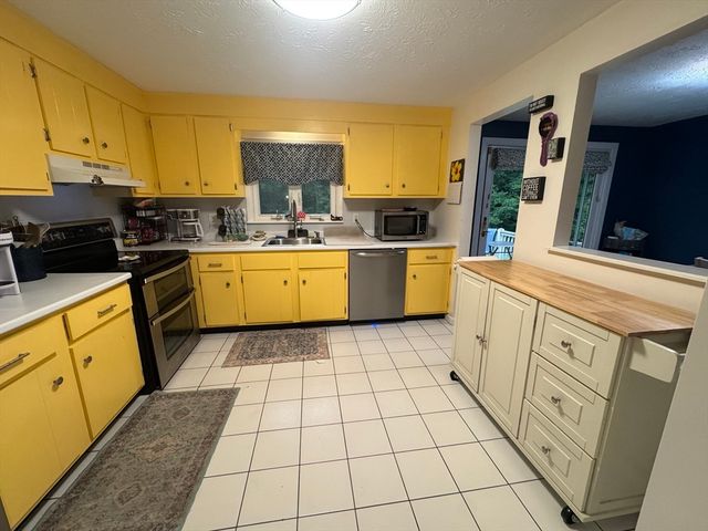 750 King Philip St, Raynham, MA 02767