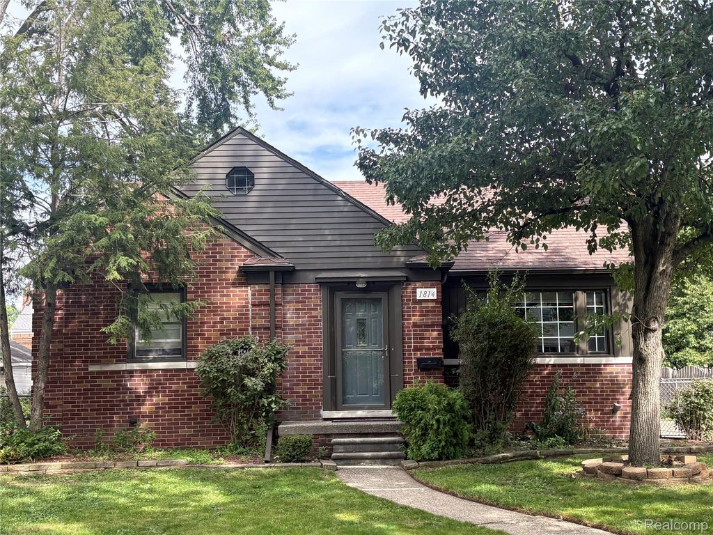 1814 Stanhope Street, Grosse Pointe Woods, MI 48236