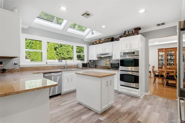 10 Weatherstone Way, Smithtown, NY 11787
