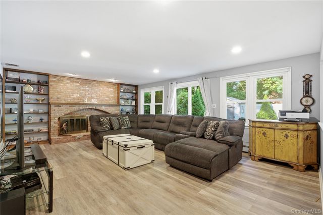 10 Weatherstone Way, Smithtown, NY 11787