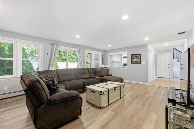 10 Weatherstone Way, Smithtown, NY 11787
