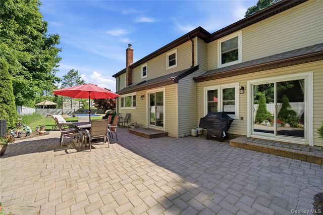 10 Weatherstone Way, Smithtown, NY 11787