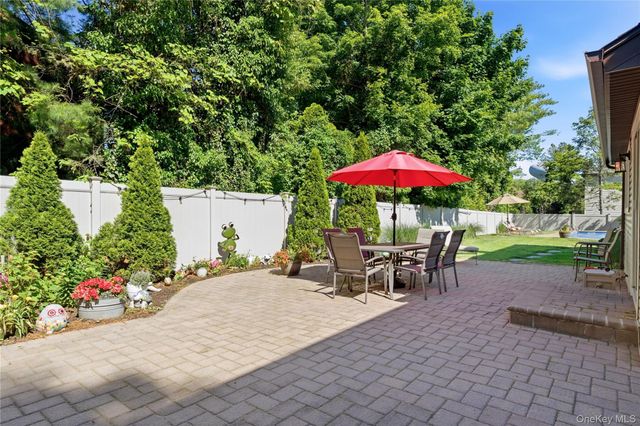 10 Weatherstone Way, Smithtown, NY 11787