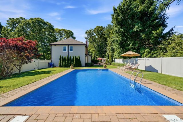 10 Weatherstone Way, Smithtown, NY 11787